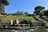 Brunnen und Treppen in einer gepflegten Parklandschaft.