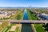 Luftbild von Kanal, Brücke und Fernsehturm in städtischer Landschaft.
