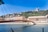 Fluss in Lyon mit Brücke und Hügel im Hintergrund.