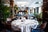Elegantes Restaurant mit einem gedeckten Tisch und Holzstühlen.