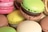 Bunte Macarons stapeln sich übereinander.