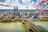 Stadtansicht mit Dom, Brücke und blühenden Zweigen.
