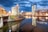 Stadtansicht bei Nacht mit Fluss und modernen Gebäuden.