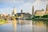 Stadtsilhouette von Dresden mit Elbe im Vordergrund.