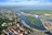 Luftaufnahme einer Stadt mit Fluss und Hafenanlagen.