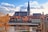 Dom und Altstadt von Regensburg mit Fluss im Vordergrund.