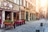 Strassencafé in malerischer Gasse mit Fachwerkhäusern.
