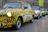 Reihe von Trabant-Autos auf Kopfsteinpflasterstrasse.