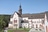 Historisches Klostergebäude mit Turm und Hof.