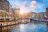 Kanallandschaft in Amsterdam bei Sonnenuntergang.