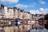 Bunte Häuser und Boote am Hafen von Honfleur.