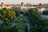 Schlossgarten und historische Gebäude in Wien bei Sonnenuntergang.
