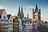 Bunte Häuserzeile und Dom in Köln bei Tageslicht.