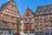 Fachwerkhäuser mit blauen Himmel im Hintergrund.