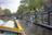 Bootsfahrt entlang einer Amsterdamer Gracht mit Hausbooten.