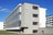 Modernes Gebäude mit Glasfassade und 'Bauhaus' Schriftzug.