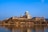 Blick auf die Basilika Esztergom am Flussufer mit blauem Himmel.