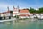 Panorama von Altstadt mit Fluss und Brücke.