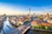 Panoramablick auf Berlin mit Fernsehturm und Spree.