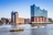 Boote auf der Elbe mit der Elbphilharmonie im Hintergrund.