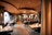Modernes Restaurant mit Holzdecke und stilvoller Einrichtung.