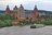 Schiff auf Fluss vor historischem Schloss mit Gerüst.