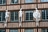 Fassade mit Fachwerk und weissen Statuen.