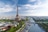 Eiffelturm und Seine mit Stadtansicht in Paris.