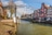 Historische Klappbrücke über Kanal in holländischer Stadt.