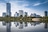 Wiener Skyline mit spiegelndem Wasser.