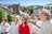 Gruppe mit Stadtführer vor historischer Kulisse.