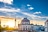 Berliner Dom und Fernsehturm bei Sonnenuntergang.