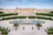 Schloss Versailles mit Brunnen und Garten.