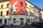 Eckgebäude mit Wandgemälde zweier Figuren mit Papiertüten auf dem Kopf.
