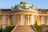 Fassade des Schlosses Sanssouci mit Kuppeldach und Treppen.