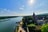Landschaft mit Fluss, Kirche und Dorf im Sonnenlicht.