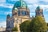 Berliner Dom am Fluss unter blauem Himmel.