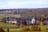 Schloss inmitten von Weinbergen und Herbstlandschaft.
