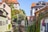 Malerischer Kanal mit historischen Gebäuden und einem Turm im Hintergrund.