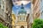 Strasse in Budapest mit Basilika im Hintergrund.