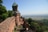 Burg Hochkönigsburg mit Blick auf die Landschaft.