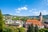 Panorama von Baden-Baden mit Kirche und grüner Landschaft.