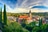 Panoramablick auf eine Stadt mit Kirche und umgebender Natur.
