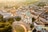 Luftaufnahme der Stadt mit historischer Kirche im Vordergrund.