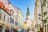 Strasse in der Altstadt mit Turm im Hintergrund.