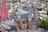 Luftaufnahme einer historischen Kirche mit Türmen in einer Stadt.