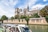 Kathedrale Notre-Dame und Touristenboot auf der Seine.
