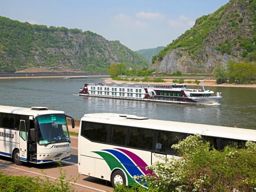 Twerenbold Reisebusse mit Schiff im Hintergrund