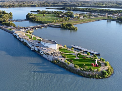 Luftaufnahme des Danubiana Meulensteen Art Museums auf einer Halbinsel im Donau-Stausee bei Bratislava.