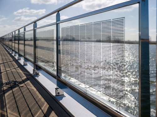 Solarmodule an der Reling